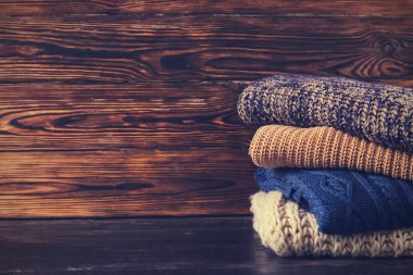 Mükemmel yığılmış farklı renk ve desenler örme kazak yığını.