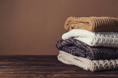 Mükemmel yığılmış farklı renk ve desenler örme kazak yığını.