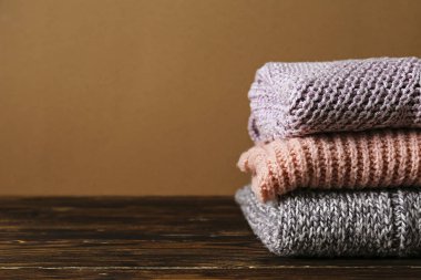 Mükemmel yığılmış farklı renk ve desenler örme kazak yığını.