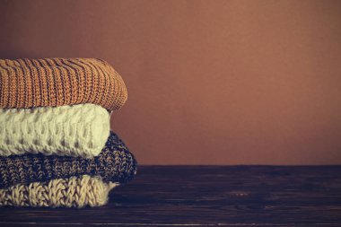 Mükemmel yığılmış farklı renk ve desenler örme kazak yığını.