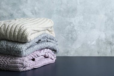 Mükemmel yığılmış farklı renk ve desenler örme kazak yığını.