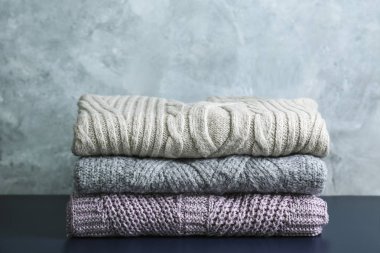 Mükemmel yığılmış farklı renk ve desenler örme kazak yığını.