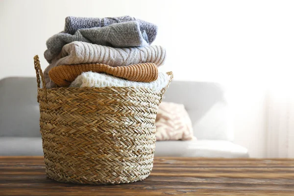 Куча трикотажных свитеров разных цветов и узоров, идеально сложенных . — стоковое фото