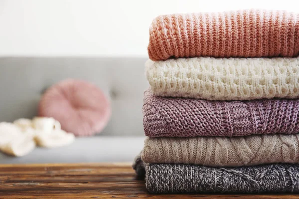 Pile of knitted sweaters of different colors and patterns perfectly stacked. — Stock Photo, Image