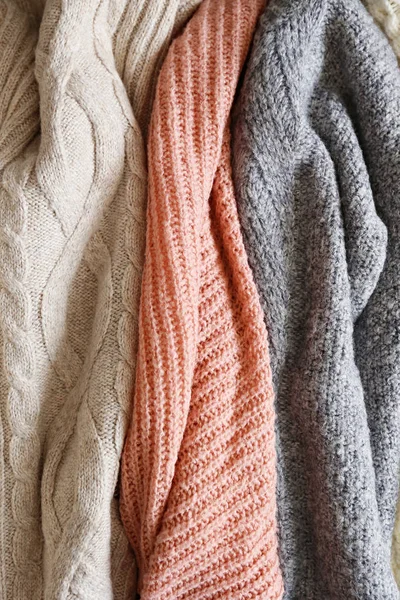 Grămadă de pulovere tricotate de diferite culori și modele perfect stivuite . — Fotografie, imagine de stoc