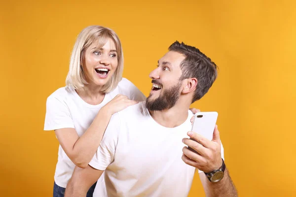 Jóvenes de sexo opuesto y color de pelo sobre fondo amarillo . — Foto de Stock