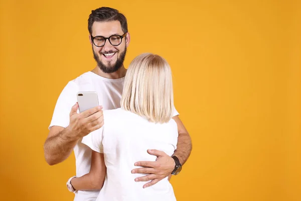 Jovens de sexo oposto e cor do cabelo no fundo amarelo . — Fotografia de Stock