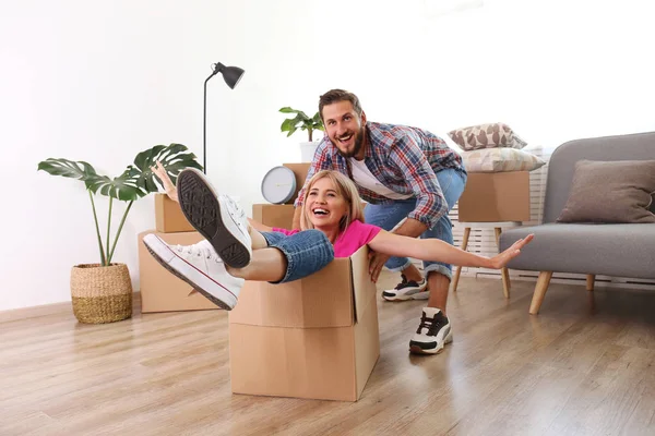 Young married couple moving into a new home. Attractive blonde w — Stock Photo, Image
