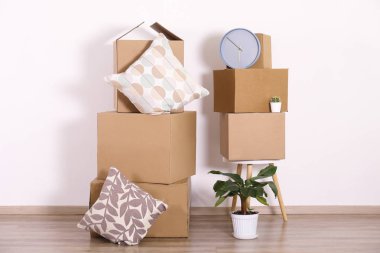 Yeni bir hayata başlıyorum. Yeni bir dairenin minimalist iç kısımlarında istiflenmiş kutular.