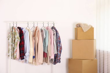 Yeni bir hayata başlıyorum. Yeni bir dairenin minimalist iç kısımlarında istiflenmiş kutular.