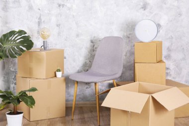 Yeni bir hayata başlıyorum. Yeni bir dairenin minimalist iç kısımlarında istiflenmiş kutular.