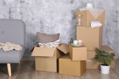 Yeni bir hayata başlıyorum. Yeni bir dairenin minimalist iç kısımlarında istiflenmiş kutular.