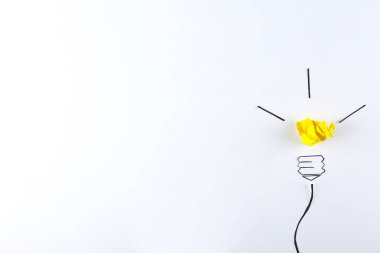Kağıt üzerindeki nesneler yaratıcı fikrin metaforu olarak kullanıldı. Yaratıcılık konsepti. Kapat, boşluğu kopyala, üst görünüm, düz yatış.