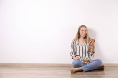 En tatlı iki aylık Jack Russel Terrier köpeği ve güzel sarışın kadın. Komik kürk lekeleri olan küçük sevimli köpek sahibi ile yatıyor. Kapat, kopyala alanı, izole edilmiş arkaplan.