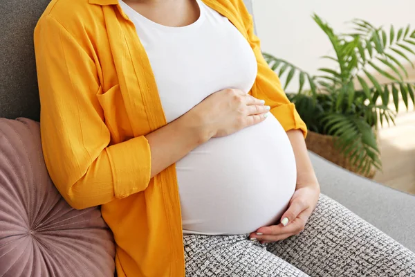 Giovane donna che tiene la pancia incinta il nono mese di gravidanza . — Foto Stock