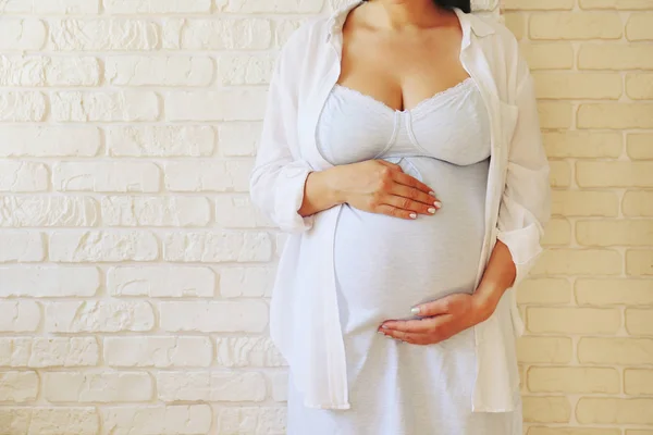 Giovane donna che tiene la pancia incinta il nono mese di gravidanza . — Foto Stock