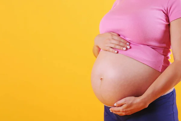 Vue De Côté De Femelle Enceinte Avec Le Ventre Nu D