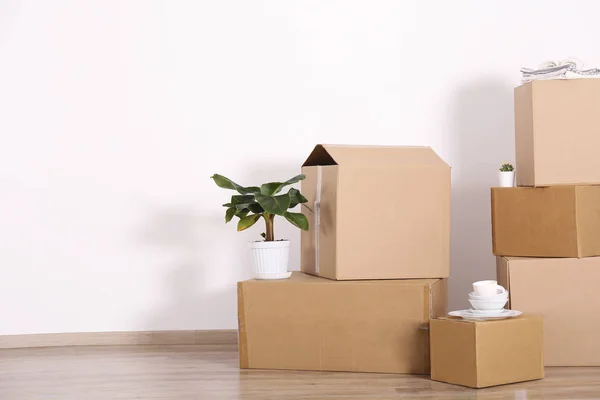 Új életkoncepciót indítok. Halmozott dobozok egy új lakás minimalista belső terében. — Stock Fotó