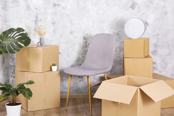 Memulai konsep hidup baru. Kotak ditumpuk dalam interior minimalis dari sebuah apartemen baru . — Stok Foto
