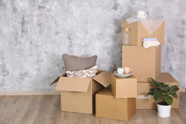 Empezando un nuevo concepto de vida. Cajas apiladas en el interior minimalista de un nuevo apartamento . — Foto de Stock