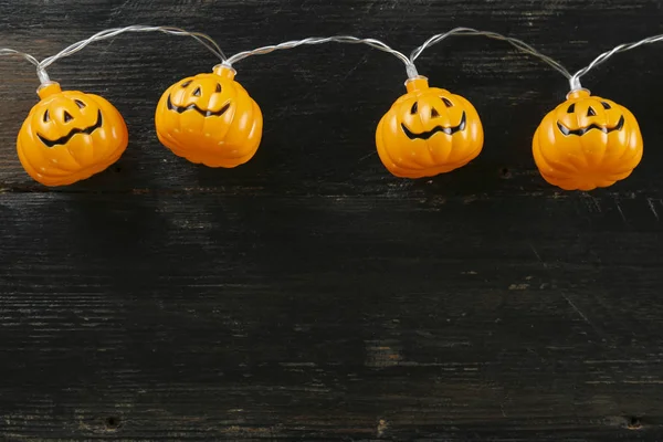 Desenli yüzeyde sembolik nesnelerle sonbahar arkaplanları.