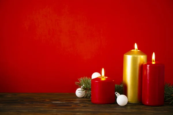 Manojo de velas ardiendo sobre fondo texturizado . — Foto de Stock