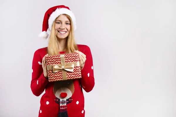 Belle jeune femme souriante portant un pull tricoté célébrant Noël. Belle femme blonde, réveillon du Nouvel An. Moche concept de pull de Noël. Copier l'espace en arrière-plan, portrait rapproché, isolé — Photo