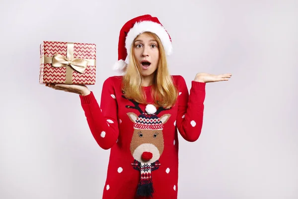 Красива усміхнена молода жінка в трикотажному светрі, що святкує Різдво. Приваблива блондинка, напередодні Нового року. Поганий різдвяний светр концепції. Копіювати фон простору, крупним планом портрет, ізольовано — стокове фото