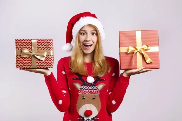 Belle jeune femme souriante portant un pull tricoté célébrant Noël. Belle femme blonde, réveillon du Nouvel An. Moche concept de pull de Noël. Copier l'espace en arrière-plan, portrait rapproché, isolé — Photo