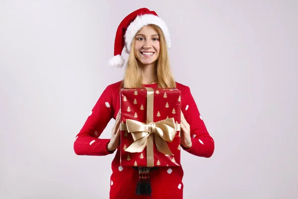 Hermosa joven sonriente con suéter de punto celebrando la Navidad. Atractiva mujer rubia, víspera de año nuevo. Feo concepto de jersey de Navidad. Copiar espacio de fondo, primer plano retrato, aislado — Foto de Stock