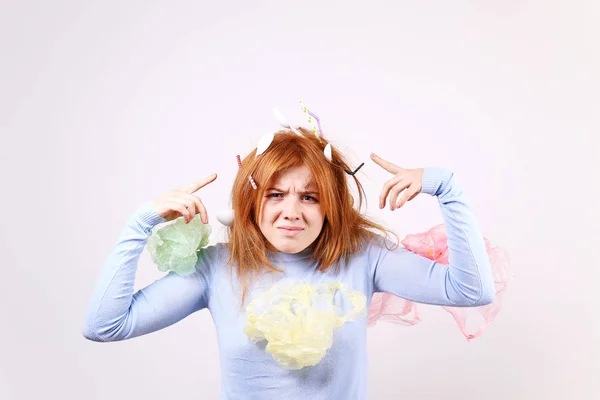 Femme rousse émotionnelle regardant stressé, recouvert de déchets en plastique nocifs pour l'environnement, sacs et pailles de différentes couleurs. Concept zéro déchet. Triste femelle fronçant les sourcils, en colère à cause des déchets . — Photo