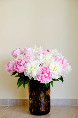 Cam vazoda leopar desenli şakayık resimleri, metin için bir sürü kopya alanı olan beyaz arka plan. Kadınsı çiçek kompozisyonu. Yaklaş, üstten bak, arkaplan, düz yat.