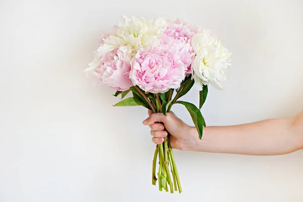 Recortado Tiro Mano Femenina Sosteniendo Ramo Brillante Peonías Rosadas Brotes — Foto de Stock