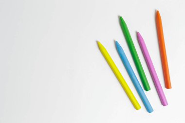 Renkli renkli renkli kalemlerden oluşan bir demet kompozisyonda, beyaza izole edilmiş. Çizim için yumuşak pastel. Kapat, boşluğu kopyala, üst görünüm, düz yatış.