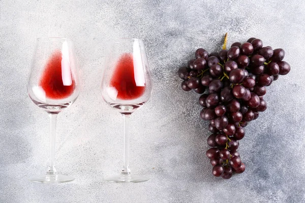 Minimalistische Flache Lagekomposition Mit Zwei Gläsern Rotwein Und Trauben Auf — Stockfoto