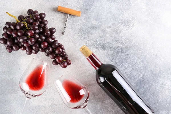 Composição Plana Com Dois Copos Vinho Tinto Vintage Cacho Uvas — Fotografia de Stock