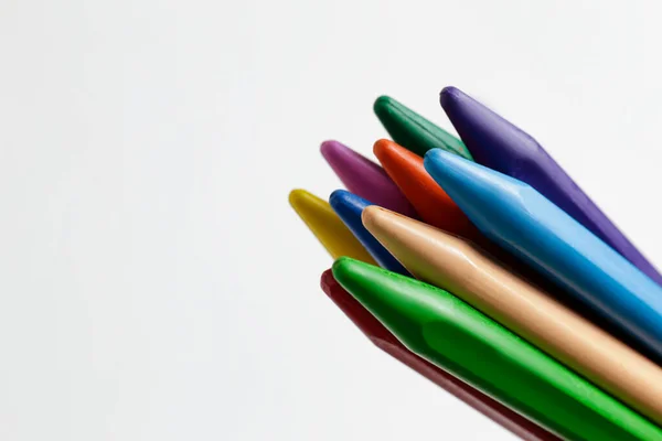 Bando Lápis Cera Coloridos Diferentes Colocaram Oun Composição Isolado Branco — Fotografia de Stock
