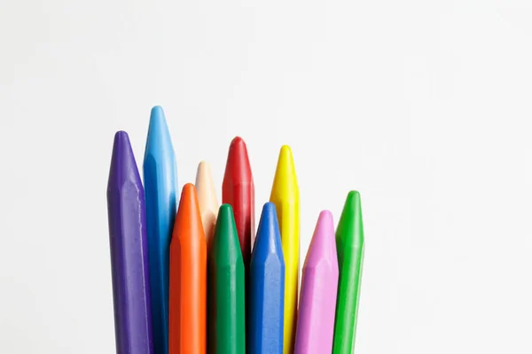 Bando Lápis Cera Coloridos Diferentes Colocaram Oun Composição Isolado Branco — Fotografia de Stock