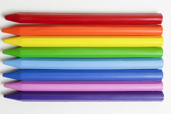 Szexuális Kisebbségek Közösségét Szimbolizáló Kreatív Szivárványspektrum Összetételben Elhelyezett Színes Ceruzák — Stock Fotó