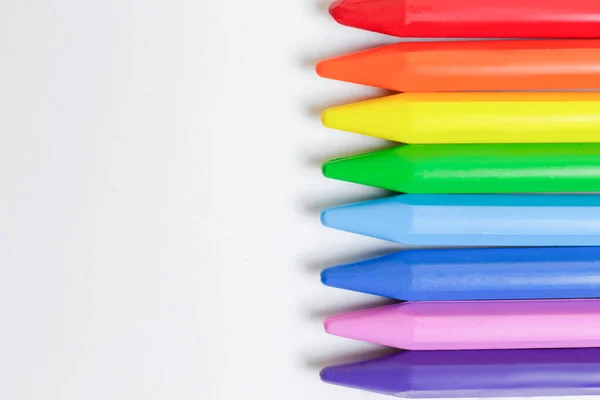 性的少数者コミュニティを象徴する創造的な虹のスペクトル組成物に描かれたさまざまなカラフルなクレヨン鉛筆の束 閉じます コピースペース トップビー フラットレイアウト 概念的な背景 — ストック写真