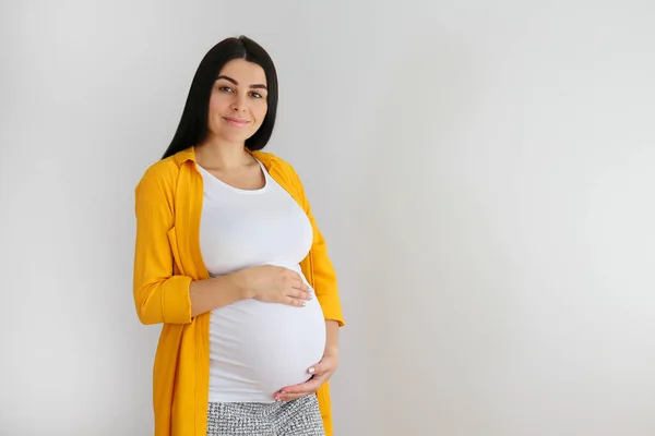 Hamileliğin Üçüncü Ayında Güzel Bir Kadının Portresi Kollarını Karnına Dayamış — Stok fotoğraf