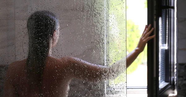 Rückansicht Einer Nackten Frau Einer Duschkabine Die Ein Fenster Öffnet — Stockfoto