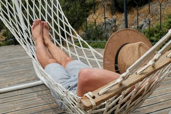 Hombre Joven Relajado Con Traje Hipster Sombrero Paja Disfrutando Del —  Fotos de Stock