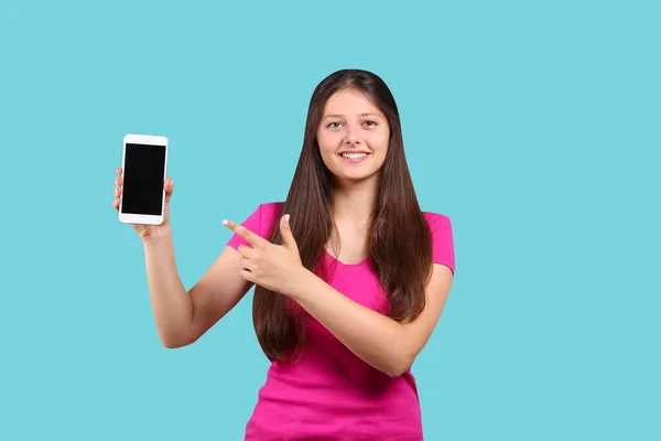Junge Schöne Kurvenreiche Frau Posiert Mit Neuem Handy Vor Isoliertem — Stockfoto
