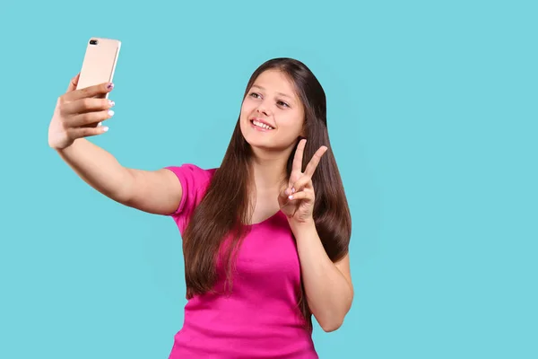 Junge Schöne Kurvenreiche Frau Posiert Mit Neuem Handy Vor Isoliertem — Stockfoto