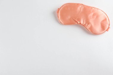 Maskenin üst görüntüsü parlak arka planda izole edilmiş. Yaklaş, boşluğu kopyala, düzleştir.