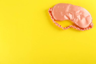 Maskenin üst görüntüsü parlak arka planda izole edilmiş. Yaklaş, boşluğu kopyala, düzleştir.