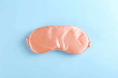 Maskenin üst görüntüsü parlak arka planda izole edilmiş. Yaklaş, boşluğu kopyala, düzleştir.