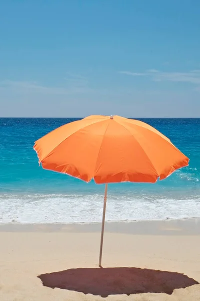 Sombrilla Solo Color Naranja Una Playa Perfecta Con Arena Dorada —  Fotos de Stock