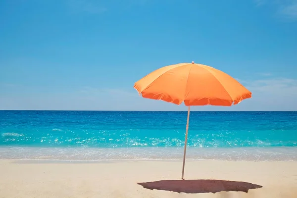 Sombrilla Solo Color Naranja Una Playa Perfecta Con Arena Dorada —  Fotos de Stock